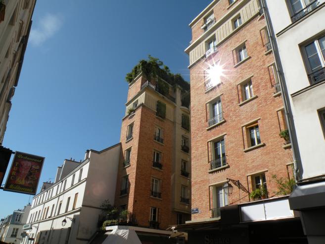  immeuble en briques, rue Mouffetard